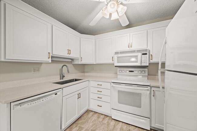 Building Photo - 7040 E Girard Ave