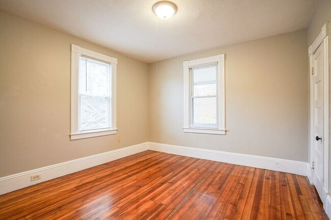 Building Photo - 10-12 River Street