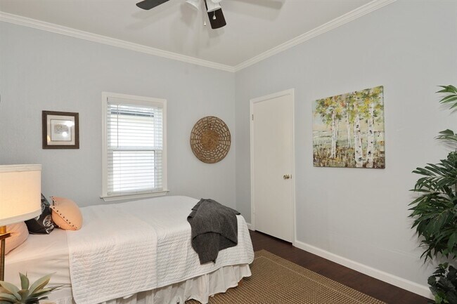 Building Photo - Beautiful 2 Bdrm, 1 Bath Downtown Sac Remodel!