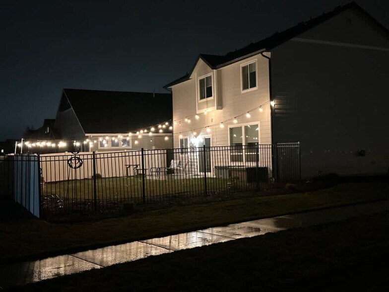 Building Photo - 262 N Falling Water Ave