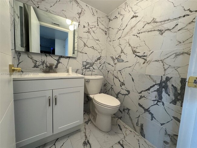 Building Photo - 540 Brickell Key Dr