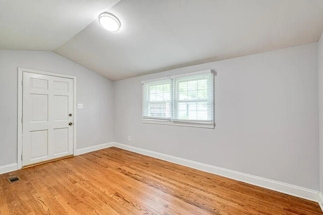 Building Photo - 215 Collins Ave