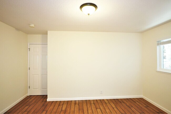Building Photo - Beautifully updated 2 bed/1 bath Duplex in Redwood City with yard Available NOW!