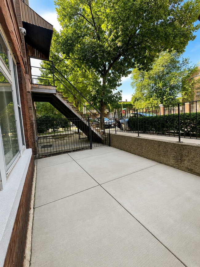 Building Photo - 1807 N Hermitage Ave