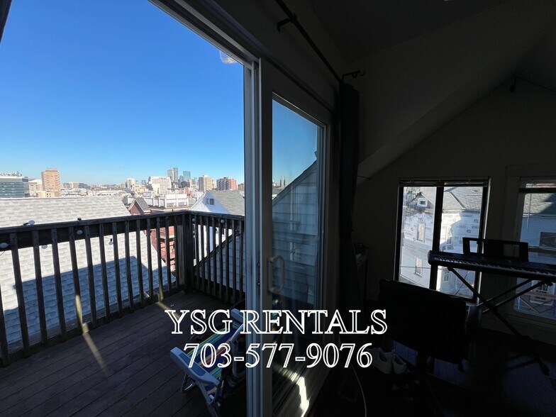 Building Photo - 9 Sunset St