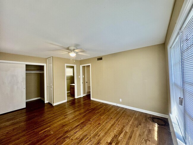 Building Photo - 419 E Rogers Dr
