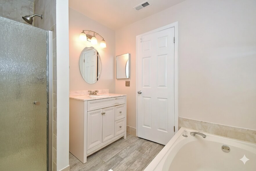 Attach bathroom with bath tub and stand-up shower - 1808 Foxmeadow Cir