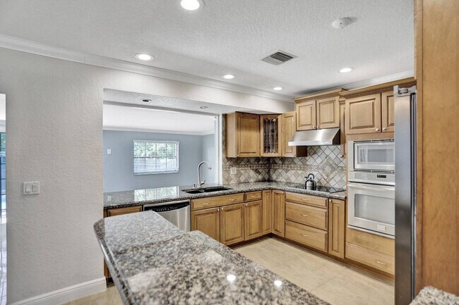 Building Photo - 2600 NE 52nd Ct