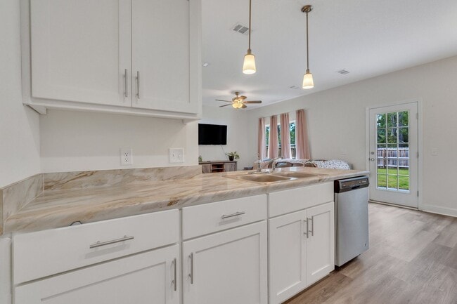 Building Photo - AVAILABLE NOVEMBER (PET FRIENDLY)