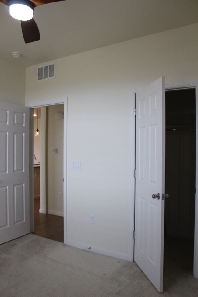 Building Photo - Chatfield Bluffs Condo w/ 3 BR/3 BA!!