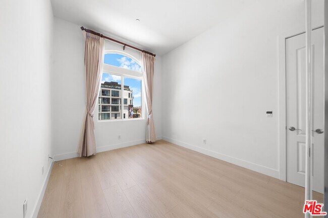Building Photo - 309 S Mariposa Ave