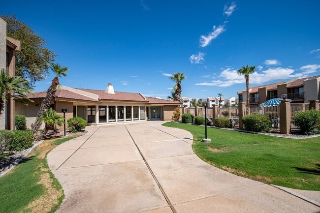 Building Photo - COMING SOON! Spacious 1 Bed 1 Bath Condo i...
