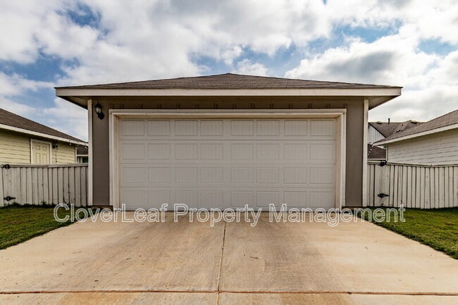 Building Photo - 412 Hortus Dr