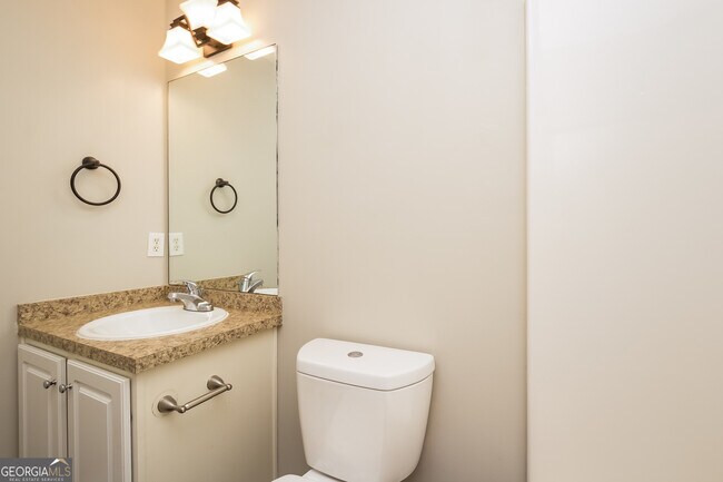 Building Photo - 1204 W Oaks Way