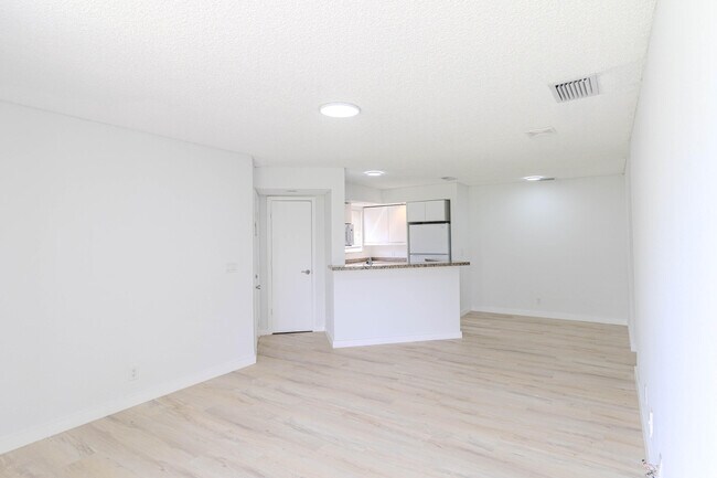 Building Photo - 3350 Pinewalk Dr N