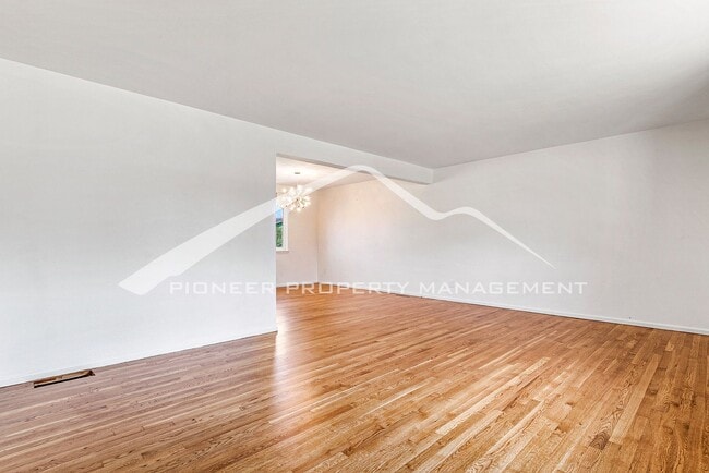 Building Photo - Beautiful Updated Home Conveniently locate...