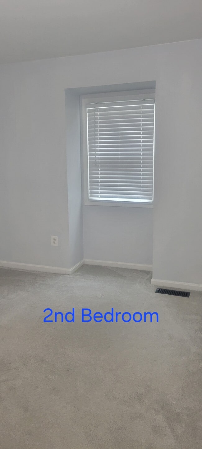 Building Photo - 2133 Hallmark Dr