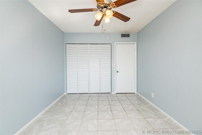 Building Photo - 3900 N Hills Dr