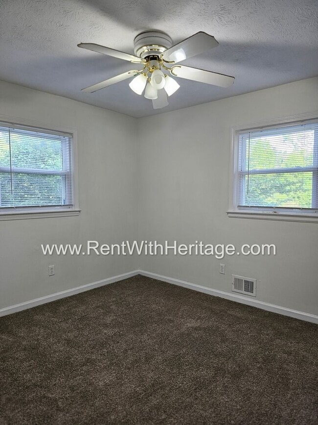 Building Photo - Amazing 4 Bedroom/ 2 Bath Home / Bonus Roo...