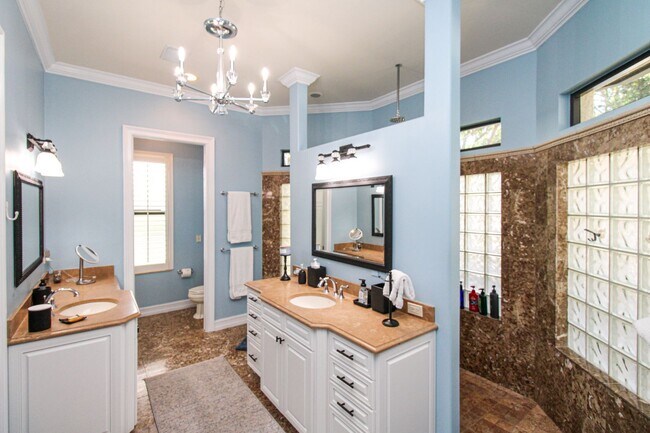 Building Photo - ** THE MOORINGS ** SINGLE FAMILY HOME 3 PL...