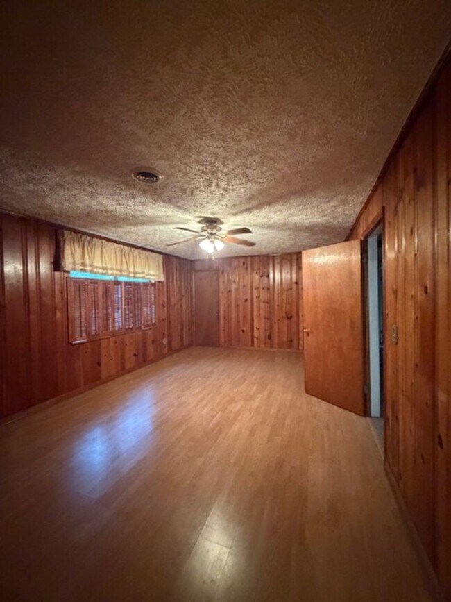 Building Photo - Maryville City  37801 - 3 bedroom, 2.5 bath home - Contact Debra Davis (865) 591-8281