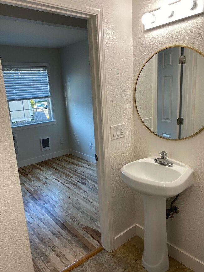 Building Photo - 2 bedroom 2 bath in Concord