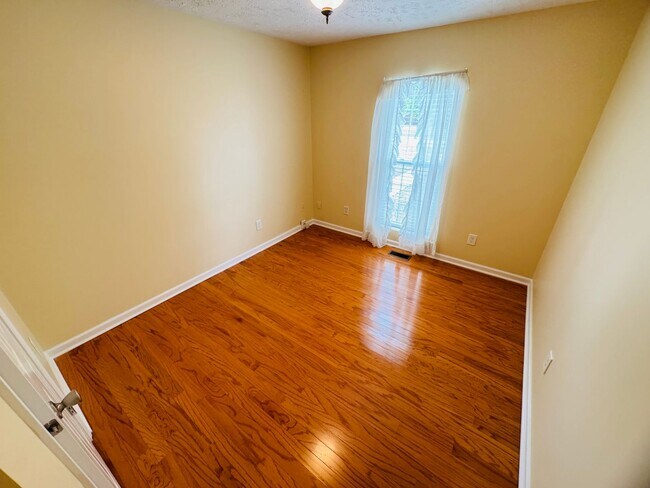 Building Photo - 3-BED, 2-BATH SINGLE FAMILY HOME WALKING DISTANCE TO CUMBERLAND!