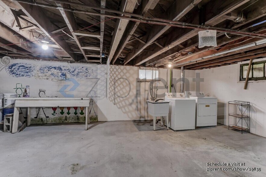 Building Photo - 5806 NE 60th Ave