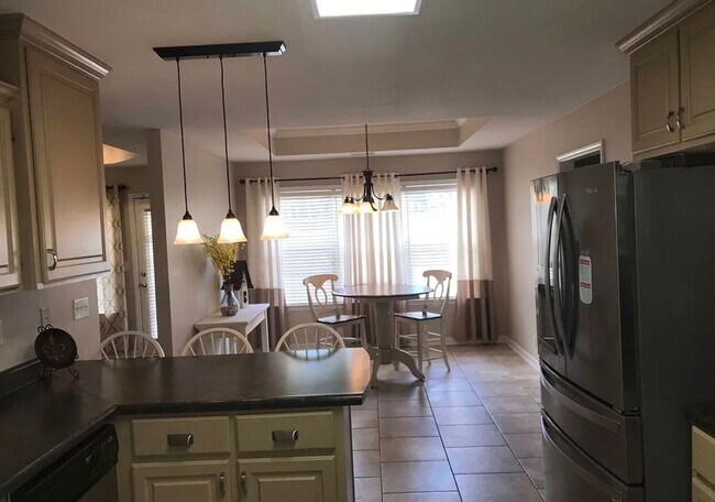 Building Photo - Charming 3/2 furnished home on quiet street