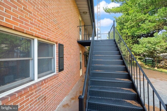 Building Photo - 318 Evergreen Mills Rd