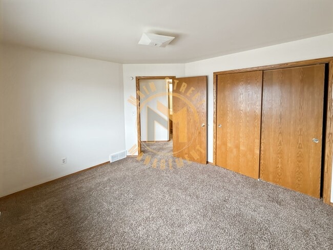 Building Photo - Executive Duplex 3 Bed 2.5 Bath 2.5 Stall Garage