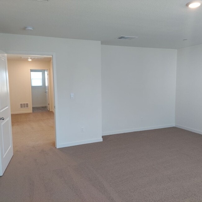 Building Photo - Newer 4 Bedroom, 2.5 bath home in West Roseville/DR Horton Built!