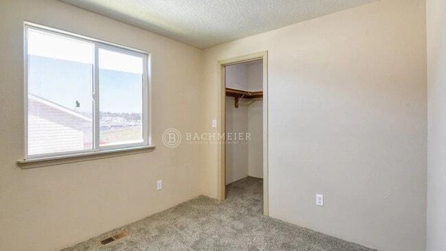 Building Photo - 3 Bed, 2 Bath Townhome