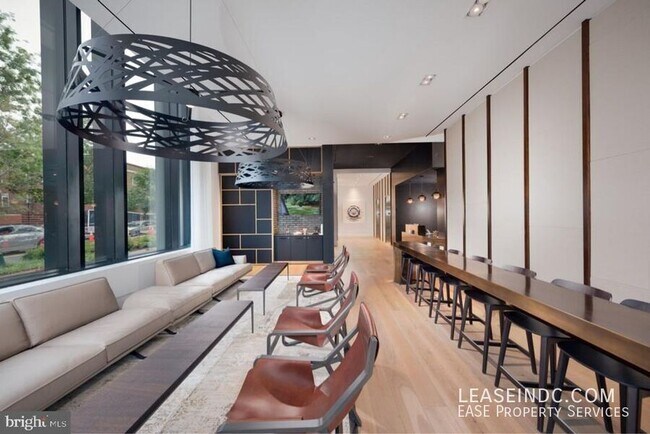 Building Photo - 1332 8th St NW