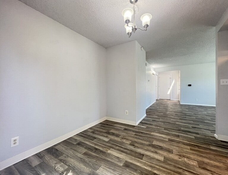 Building Photo - 906 E Bergeson St