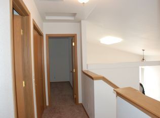 Building Photo - 4 bed 2 bath multi-level in Central CDA ( new carpet)