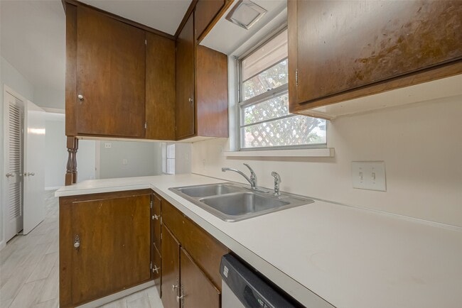 Building Photo - 3426 Bradford St