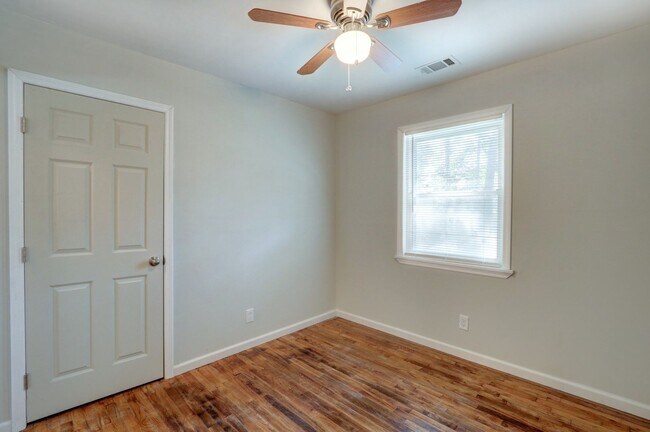 Building Photo - Nice Three Bedroom Single Family - Fenced ...