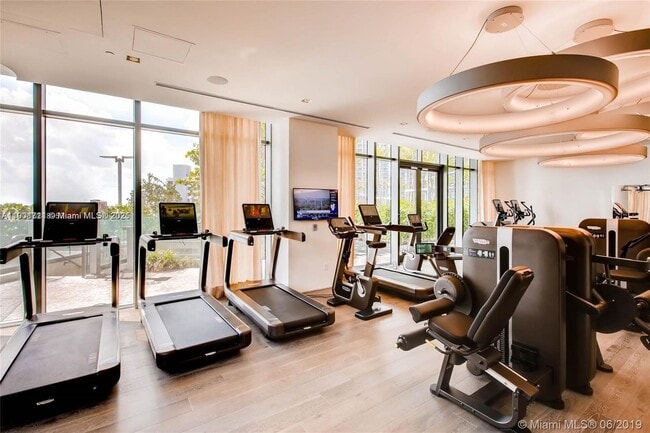 Building Photo - 650 NE 32nd St