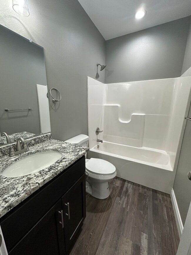 Building Photo - For lease: 3 Bed, 2 Bath Home Rural Neosho- $1195.00/Mo| Pet Friendly