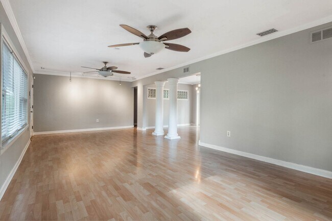 Building Photo - Updated 2/2/1 with huge yard next in the Delaney Park/Lake Weldona