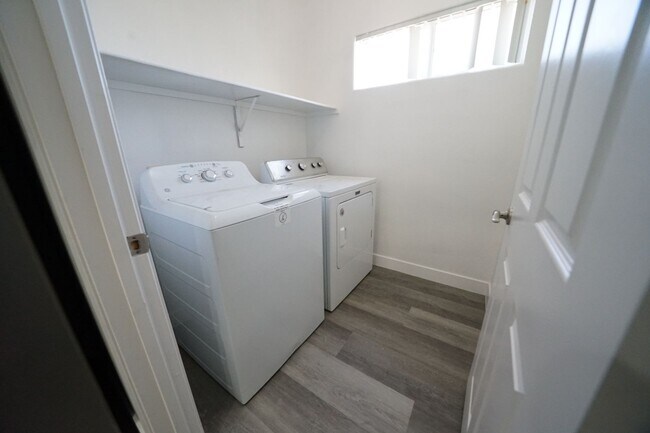Building Photo - SHOWINGS AVAILABLE NOW