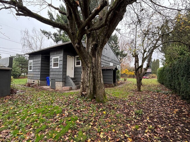 Building Photo - Half off first month's rent! Cute 2-bdrm/1-bath St. Johns duplex. Garage, new paint/carpet/fridge