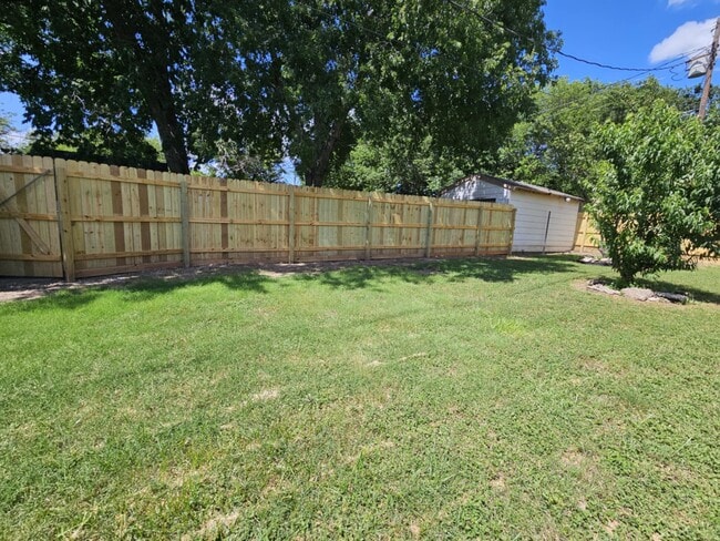 Building Photo - 5009 Royal Dr