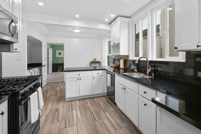 Building Photo - 145-147-147 Stanyan St