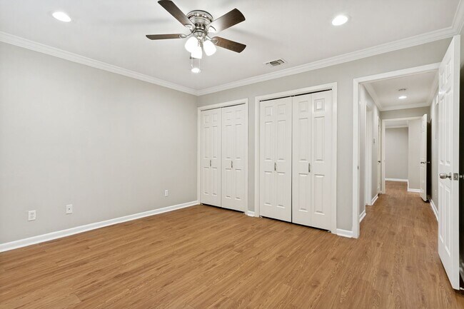 Building Photo - GROUND-FLOOR 2-BEDROOM ALAMO HEIGHTS CONDOMINIUM