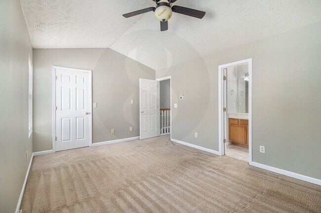 Building Photo - Spacious 3BR/2.5BA End-Unit Townhome!