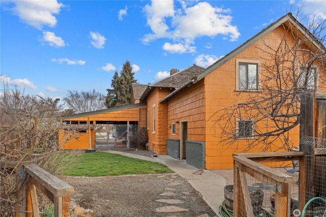 Building Photo - 312 E Manitoba Ave