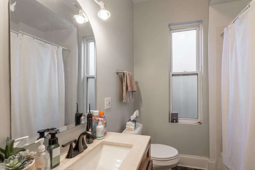 Building Photo - 1314 W Roscoe St