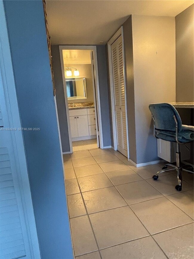 Building Photo - 2900 N Palm Aire Dr